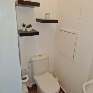 łazienka z toaletą i umywalką w obiekcie Modern and confortable apartment close to Paris w mieście Bois-Colombes