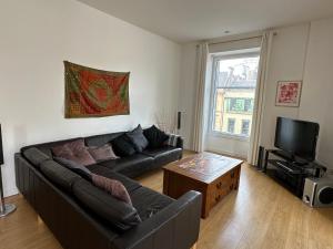 uma sala de estar com um sofá e uma mesa de centro em Comfy Two Bedroom Apartment Right In The City Centre em Glasgow