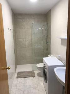 een badkamer met een douche, een toilet en een wastafel bij Apartamento Marlayo in Cala Blanca