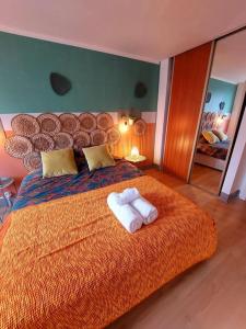 een slaapkamer met een groot bed en 2 handdoeken bij Le Turenne, centre-ville Belfort in Belfort