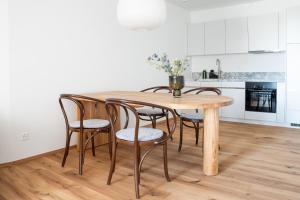 einen Holztisch und Stühle in der Küche in der Unterkunft Casa Flurina in Flims