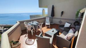 d'un balcon avec une table et des chaises donnant sur l'océan. dans l'établissement BENALBEACH SEA VIEW 2BDR Apartment with Water Park, à Benalmádena