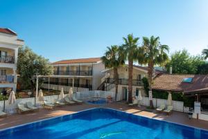 Bazén v ubytování Sea Breeze Hotel and Apartments nebo v jeho okolí