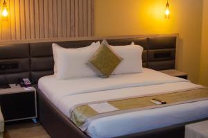 Un ou plusieurs lits dans un hébergement de l'établissement BON Hotel Nest Ibadan