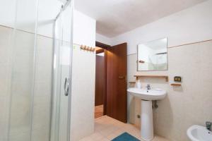 La salle de bains est pourvue d'un lavabo et d'une douche. dans l'établissement Residence Praia di Fuoco, à Capo Vaticano