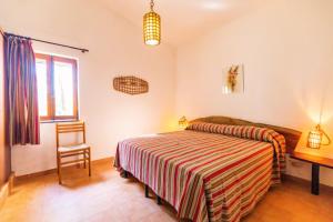 - une chambre avec un lit, un bureau et une fenêtre dans l'établissement Residence Praia di Fuoco, à Capo Vaticano