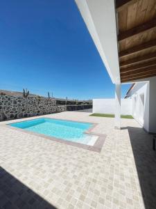 TeguitarにあるVilla Samaraの海を背景にしたパティオのスイミングプール