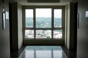 ein leeres Zimmer mit einem großen Fenster in einem Gebäude in der Unterkunft Modern Designed Studio Condo Near Ayala Centrio in Cagayan de Oro