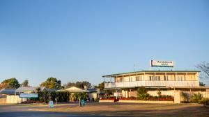 a building with a sign on top of it at Mundubbera Motel in Mundubbera