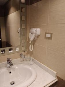 y baño con lavabo y secador de pelo. en Queen Hotel Fayoum en Fayoum