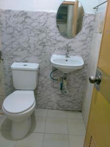 ein Bad mit einem WC und einem Waschbecken in der Unterkunft S&S Transient House-San Isidro Cabuyao in Cabuyao