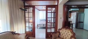 uma sala de estar com um sofá e algumas portas de vidro em Apartment Melia em Atenas