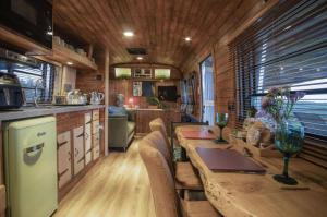cocina y comedor con mesa y sillas en American Airstream - Blossom Farm - Tiers Cross, en Johnston