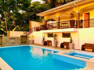 una piscina di fronte a una casa di Charls Place - Private Villa with Pool for up to 20pax a Sablayan