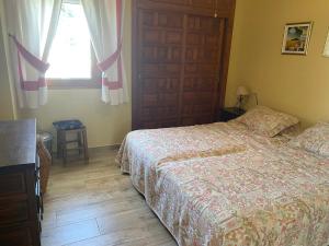 een slaapkamer met een bed en een raam bij MAGNIFICO CHALET UNICO JUNTO AL MAR CALETA DE VELEZ in Caleta De Velez