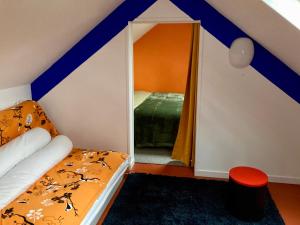 a small room with a bed and a mirror at BINDOUX in Les Lavis
