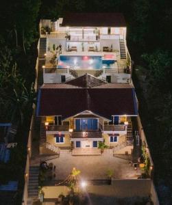 eine Luftansicht eines Hauses mit Pool in der Unterkunft Charls Place - Private Villa with Pool for up to 20pax in Sablayan