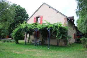 una casa con un montón de vides creciendo en ella en BINDOUX, 