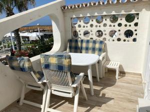 een paar stoelen en een tafel op een patio bij MAGNIFICO CHALET UNICO JUNTO AL MAR CALETA DE VELEZ in Caleta De Velez