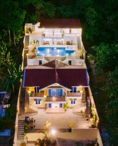 una vista aérea de una casa con piscina en Charls Place - Private Villa with Pool for up to 20pax, en Sablayan