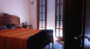 1 dormitorio con cama y ventana grande en Room in Villa - Hillside room with garden and sea view, en San Salvatore