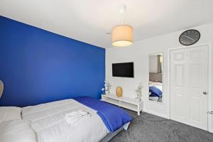 Gallery image of Contemporary apartment by train station and city centre in Kent