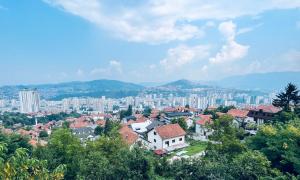uma vista para uma cidade com edifícios e árvores em The View Apartment Sarajevo em Sarajevo