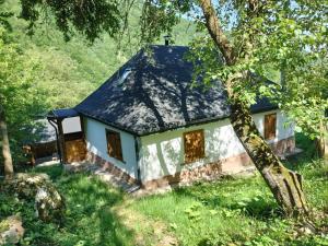 une petite maison au milieu d'une forêt dans l'établissement BATS CAVE HUT - Transylvania - Hot-Tub - Sauna, à Sub Piatra