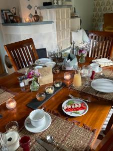 una mesa de madera con platos de comida. en Haus Seebach en Mallnitz