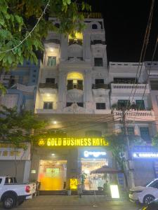 ein Gebäude mit einem Schild, das goldene Geschäftszentren liest in der Unterkunft Gold Business Hotel Bắc Ninh in Bắc Ninh