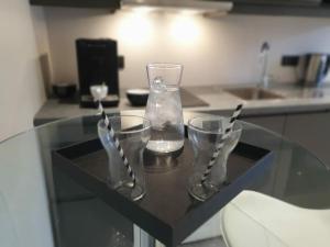 een glazen tafel met twee glazen erop bij A bon port in Aix-les-Bains