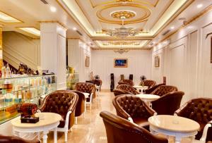 un restaurante con mesas y sillas en una habitación en Gold Business Hotel Bắc Ninh en Bắc Ninh