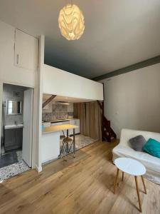een woonkamer met een hoogslaper en een bank bij Studio Mezzanine N Dame in Versailles