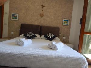 a bedroom with a bed with towels on it at IL TIMONE DI PACENGO in Pacengo di Lazise