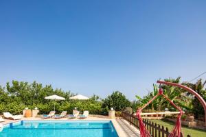 - une piscine avec toboggan dans la cour dans l'établissement Villa Satra, à Elefterna