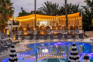 Piscina di King Jason Paphos - Designed for Adults by Louis Hotels o nelle vicinanze