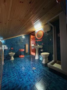 a bathroom with two toilets and a sink at In mezzo al bosco in Salerni