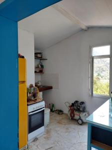 cocina con estufa amarilla y ventana en Zima Art Studio, en Marmaris