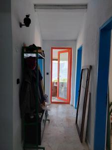 un pasillo con una puerta que conduce a una habitación en Zima Art Studio, en Marmaris