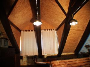 techo con 2 luces y ventana con cortinas en Casa del Cura, en Rozas