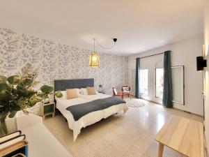 埃爾紹薩爾的住宿－Villa Don Antonio，一间卧室配有一张大床和一张桌子