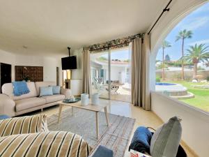 埃爾紹薩爾的住宿－Villa Don Antonio，客厅配有沙发和桌子