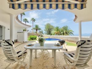 埃爾紹薩爾的住宿－Villa Don Antonio，一个带桌椅的庭院和一个游泳池