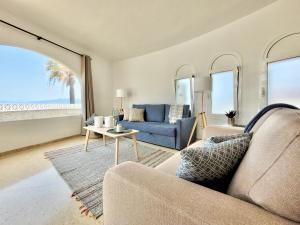 サウサルにあるVilla Don Antonioのソファとテーブルのあるリビングルーム
