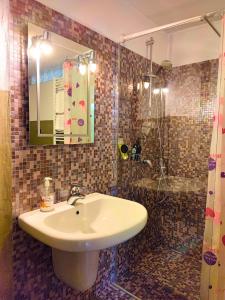 ein Bad mit einem Waschbecken und einer Dusche in der Unterkunft B&B Colorado in Bergamo