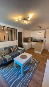 sala de estar con sofá y mesa en T2 30m2 proche plage, rénové et équipé, en Bormes-les-Mimosas