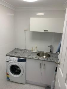 Afbeelding uit fotogalerij van Harbour View 49 Urch Street Unit 4 in Geraldton +2 foto's