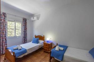a bedroom with two twin beds and a window at Casa Rural Manuel in La Puebla de Cazalla +37 photos