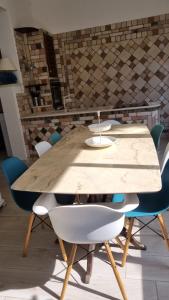 un tavolo e sedie in legno in una stanza di Villa Ada Casa Vacanze a Torre Specchia Ruggeri