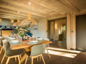 uma sala de jantar com uma mesa de madeira e cadeiras em Chalet Morzine, 7 pièces, 10 personnes - FR-1-627-21 em Morzine